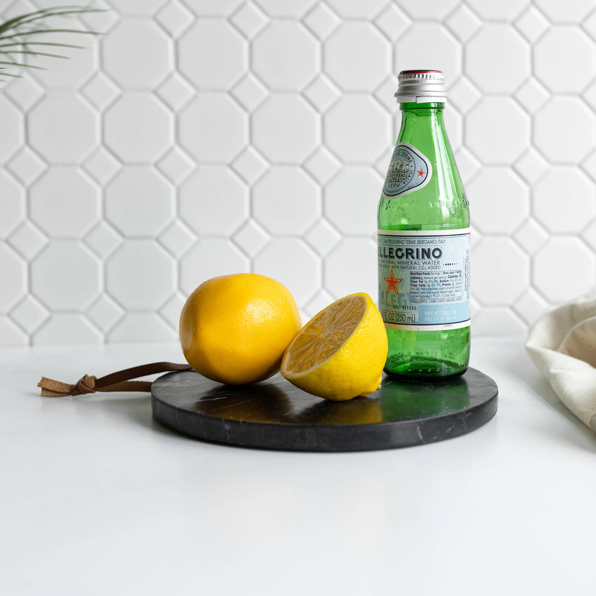 Foreside Home & Garden - Louisa Marble Round Board Black
